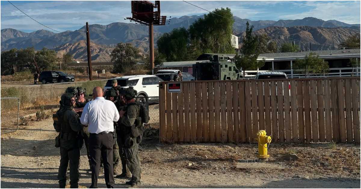 সান বারনারডিনো কাউন্টি শেরিফের নরহত্যাবিষয়ক গোয়েন্দারা ক্যাবাজনের বাসা থেকে জেইক ও রেবেকা হ্যারোকে গ্রেপ্তার করে হত্যার অভিযোগে তাদের নামে মামলা করেন। ছবি: নিউ ইয়র্ক টাইমস